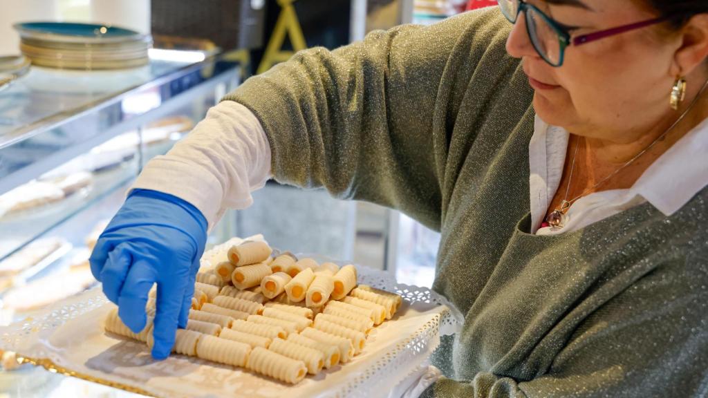 Trabajadora colocando huesos de santo en una confitería de Toledo.
