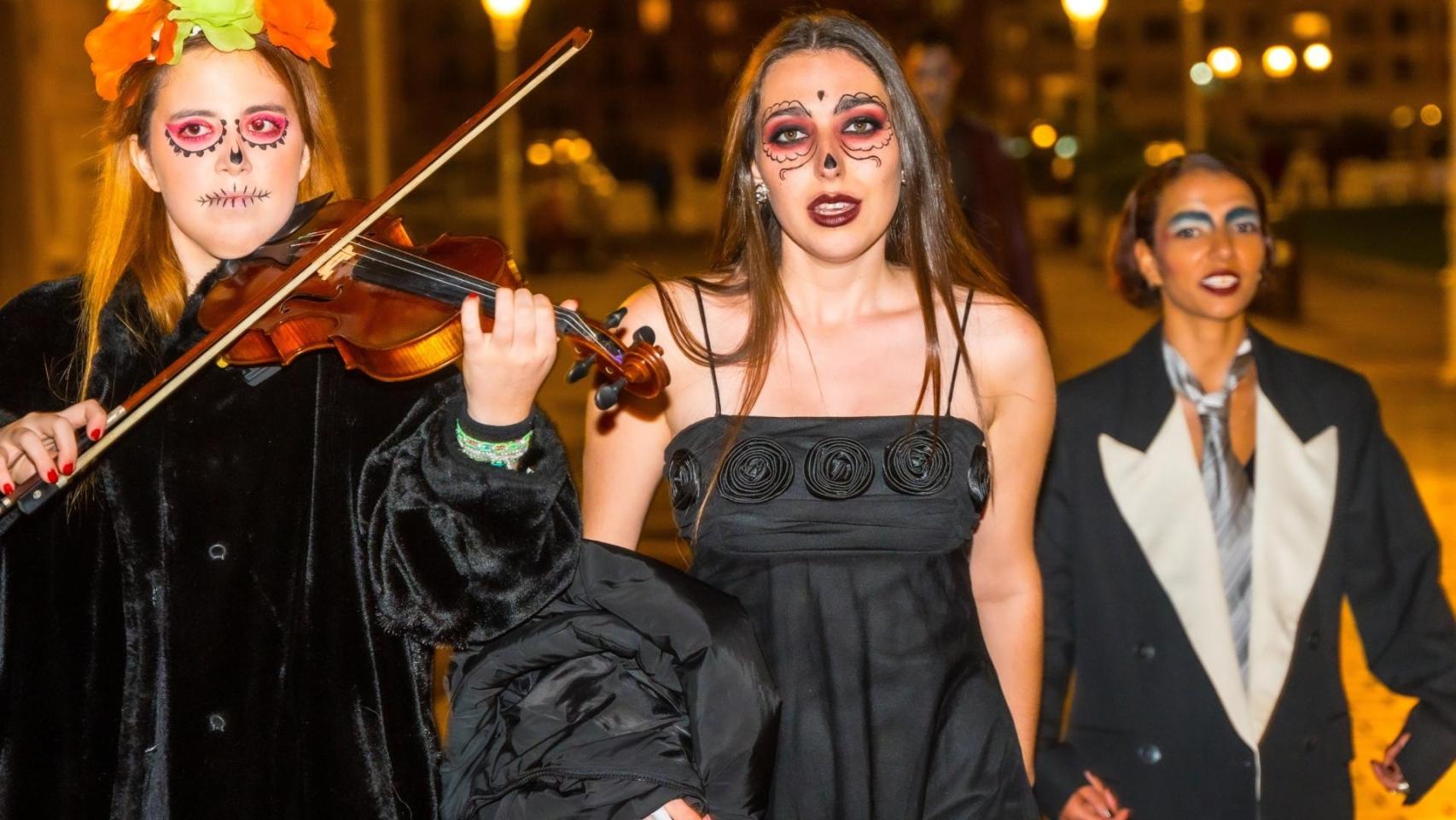 Tres jóvenes disfrazadas por Halloween. Imagen de archivo