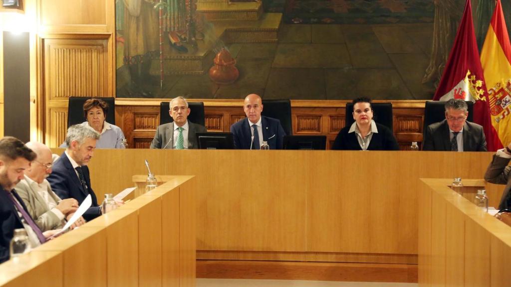 José Antonio Diez preside el pleno del Ayuntamiento de León