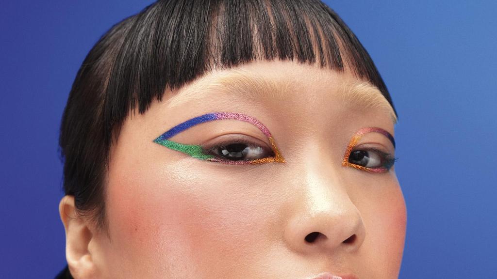 Lápiz de ojo multicromático retractable.