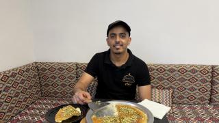 Mussab, uno de los pasteleros de El Damasquino, con el pastel kunafa.