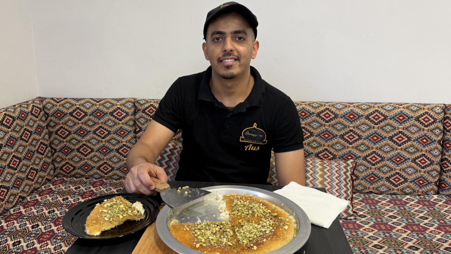 Mussab, uno de los pasteleros de El Damasquino, con el pastel kunafa.