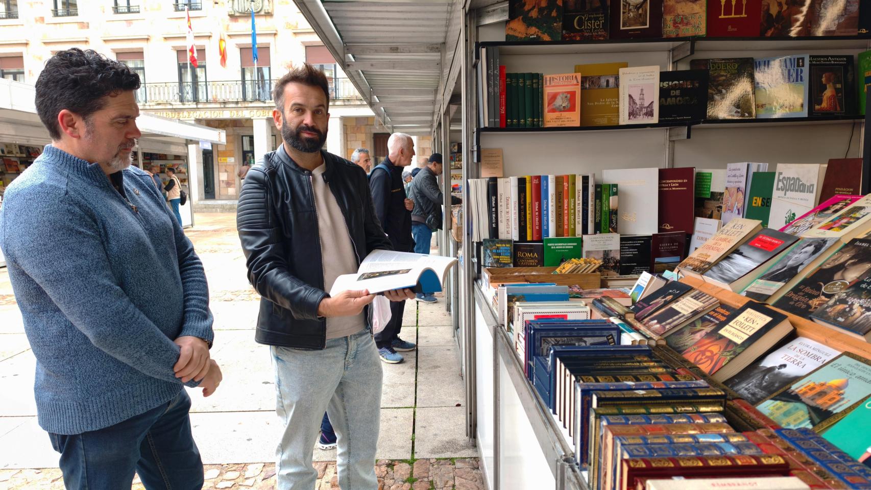 David Gago y Abel Vieito, durante la inauguración de la Feria del Libro Antiguo y de Ocasión