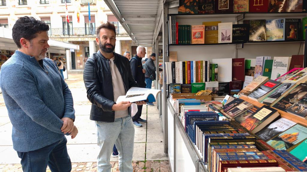 David Gago y Abel Vieito, durante la inauguración de la Feria del Libro Antiguo y de Ocasión