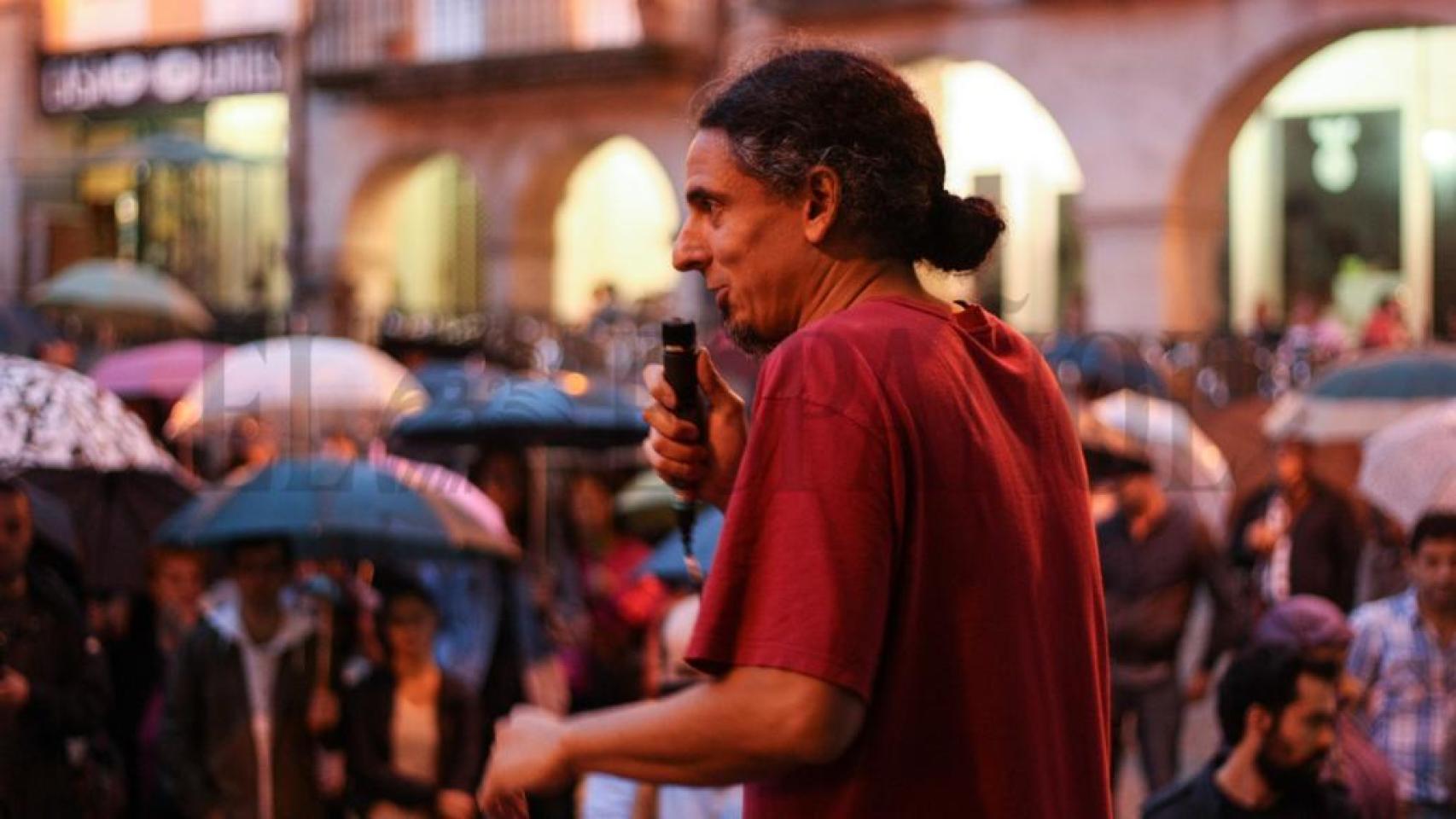 Martiño, micrófono en mano, habla en una plaza de Orense ante la expectación de decenas de personas.