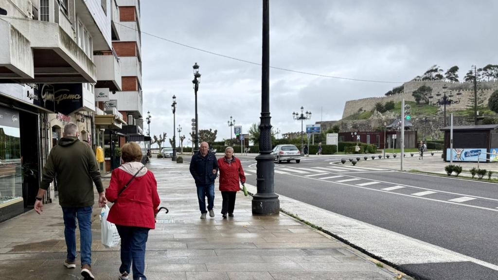 Vecinos de Bayona caminando en las cercanías del Castillo de Monterreal, este miércoles.