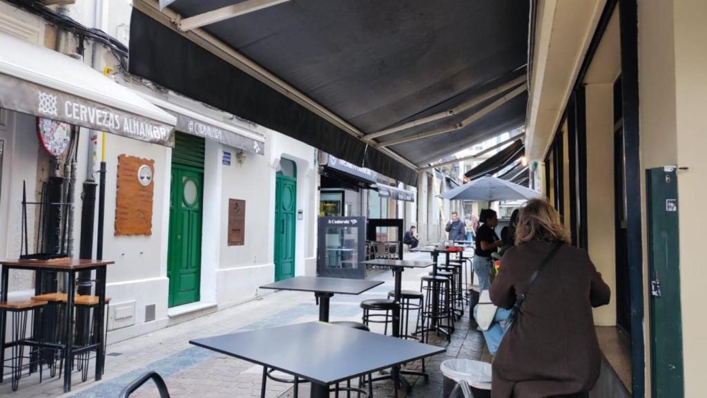 Clientes en un local hostelero del centro de A Coruña, a las tres de la tarde entre semana.