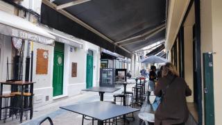 Clientes en un local hostelero del centro de A Coruña, a las tres de la tarde entre semana.