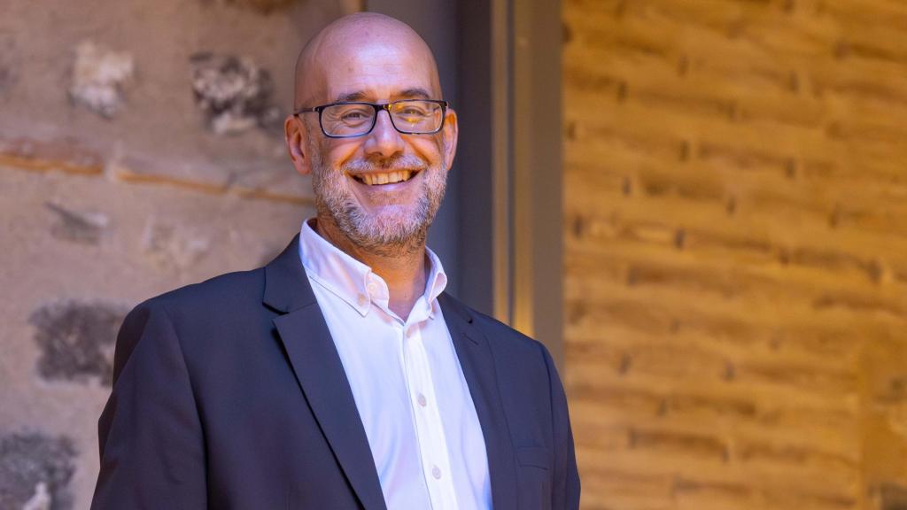 El talaverano Ángel Sánchez, en la sede del Colegio de Arquitectos de la calle Santa Úrsula, en Toledo.