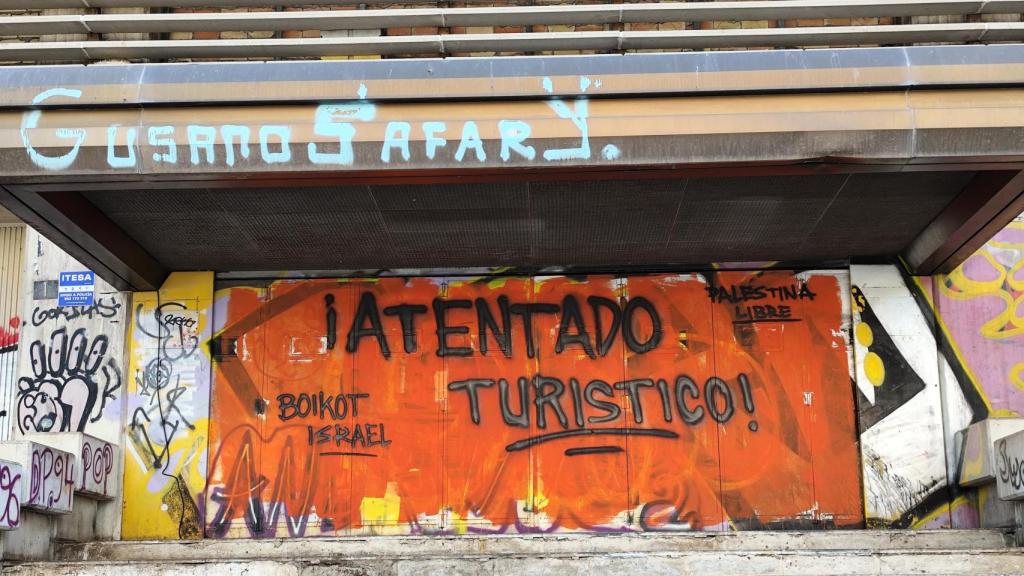 Imagen de los mensajes pintados en la fachada del edificio de Correos, en Málaga.