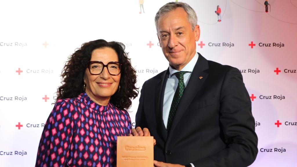 El presidente de Eurocaja Rural, Javier López Martín junto a  la presidenta de Cruz Roja Española, María del Mar Pageo.
