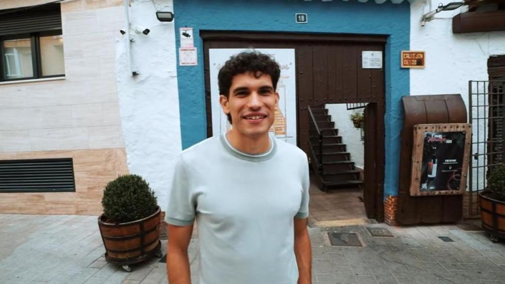 Jesús Vallejo en el exterior del restaurante 'El Callejón' de Albacete.