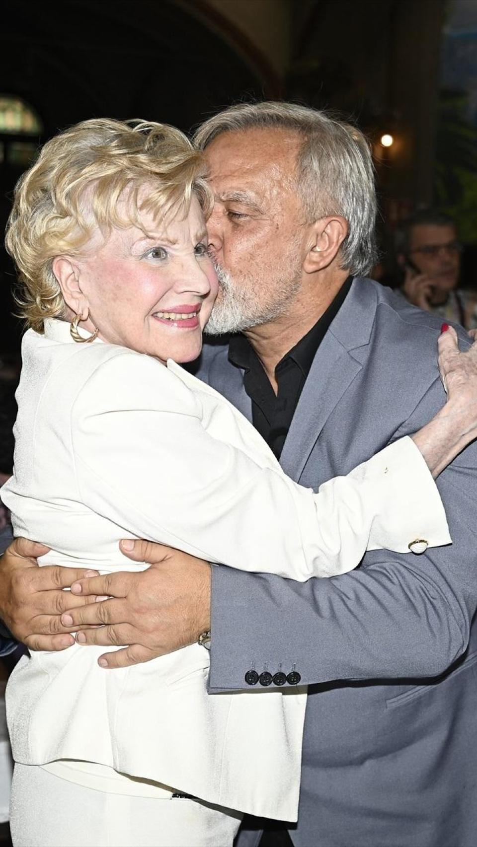 Marily abrazada a Enrique del Pozo.