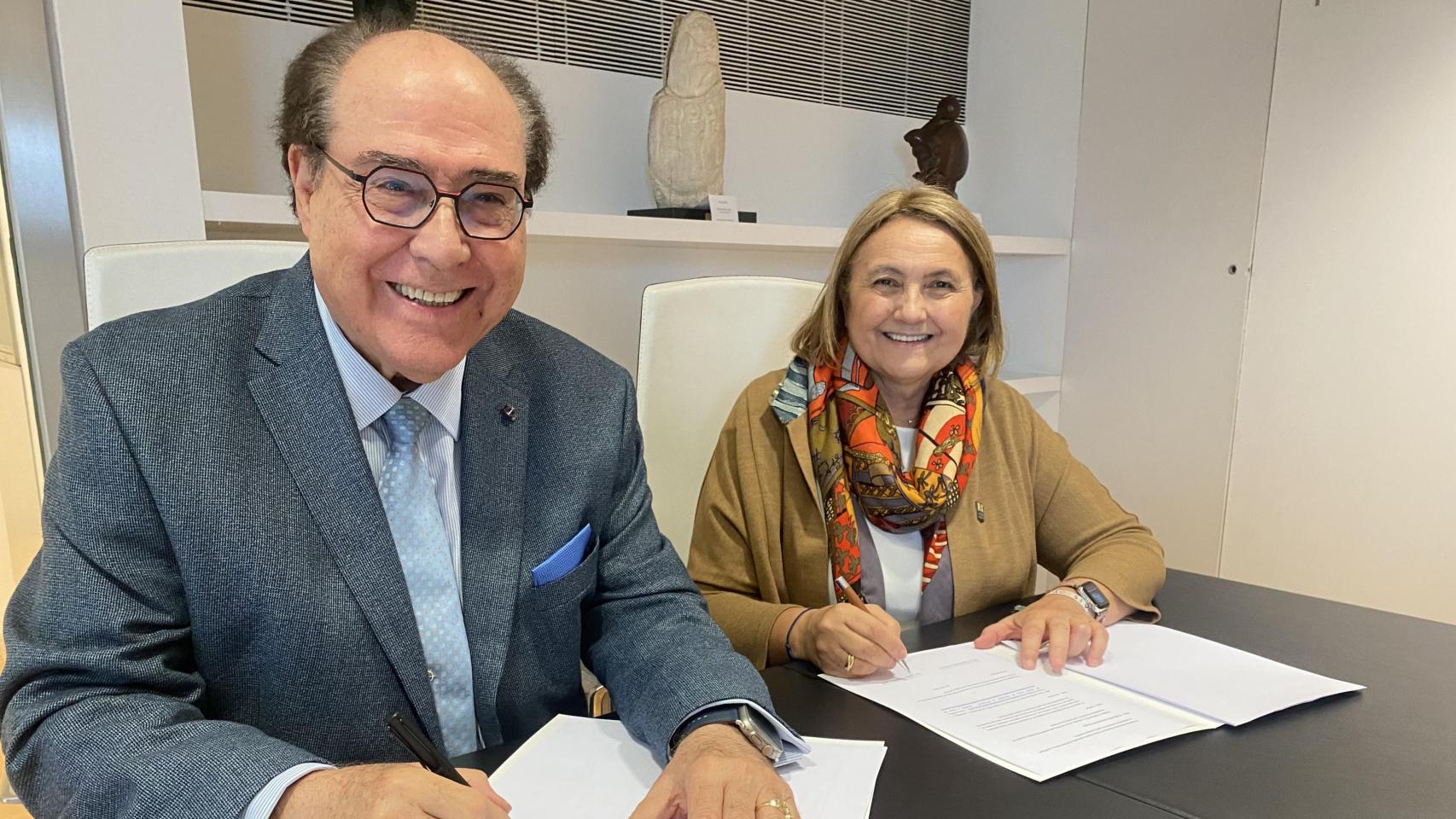 Imagen de la firma del convenio.