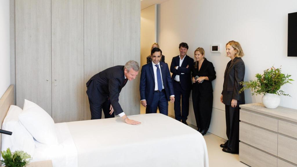 El presidente de la Xunta, Alfonso Rueda, visita una de las habitaciones de la residencia financiada por la Fundación Amancio Ortega junto a la presidenta de la entidad, Flora Pérez Marcote, y outras autoridades como el alcalde de Ferrol, José Manuel Rey.