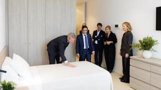 El presidente de la Xunta, Alfonso Rueda, visita una de las habitaciones de la residencia financiada por la Fundación Amancio Ortega junto a la presidenta de la entidad, Flora Pérez Marcote, y outras autoridades como el alcalde de Ferrol, José Manuel Rey.