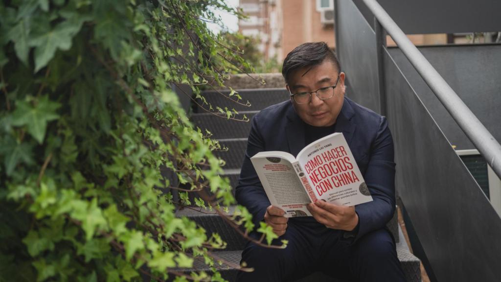 Antonio Liu lee su libro 'Cómo negociar con China'.