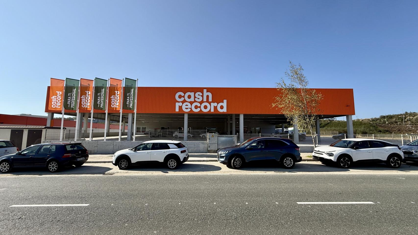 Fachada de la última apertura de la enseña Cash Record, situada en el Parque Empresarial da Sionlla (Santiago de Compostela)
