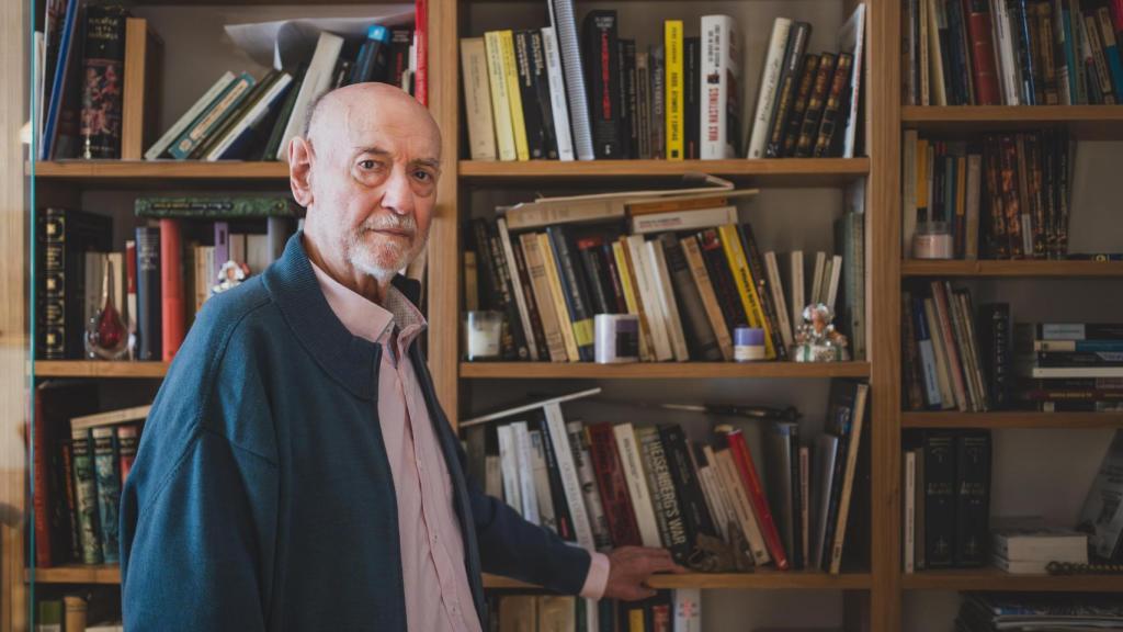 La biblioteca del autor Juan Eslava Galán, en su casa en Madrid, cerca de la Plaza Mayor.