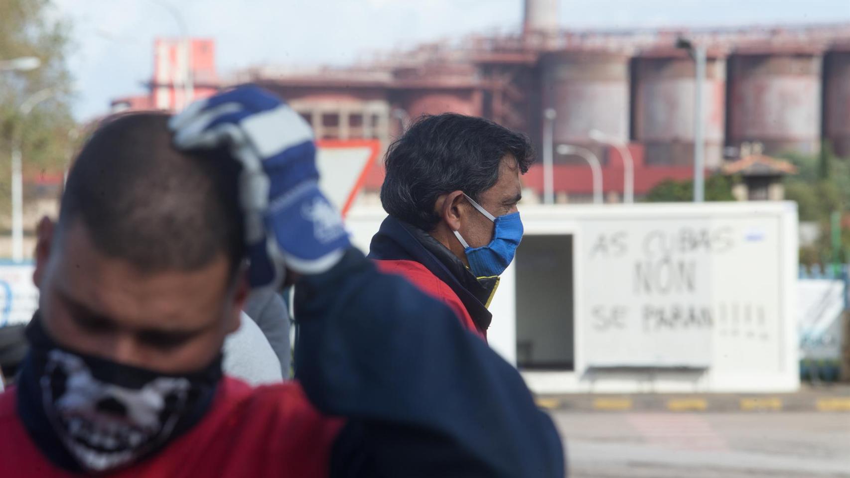 Imagen de archivo de dos operarios de Alcoa en un acto de protesta de 2020.