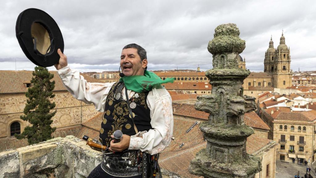 ‘El Mariquelo’ asciende a las Catedral Nueva de Salamanca en un acto solidario a favor de la Asociación de Parkinson y la Asociación Española Contra el Cáncer.