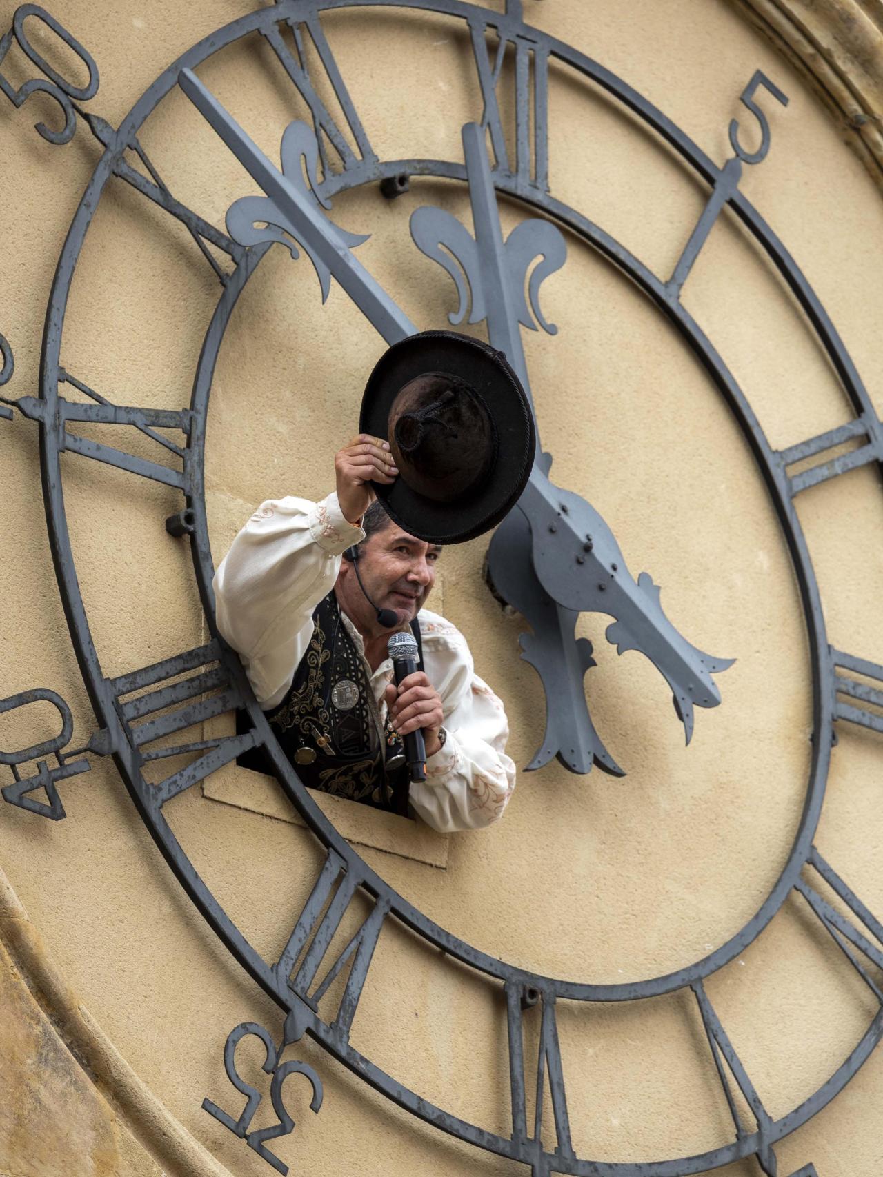 ‘El Mariquelo’ asciende a las Catedral Nueva de Salamanca en un acto solidario a favor de la Asociación de Parkinson y la Asociación Española Contra el Cáncer.