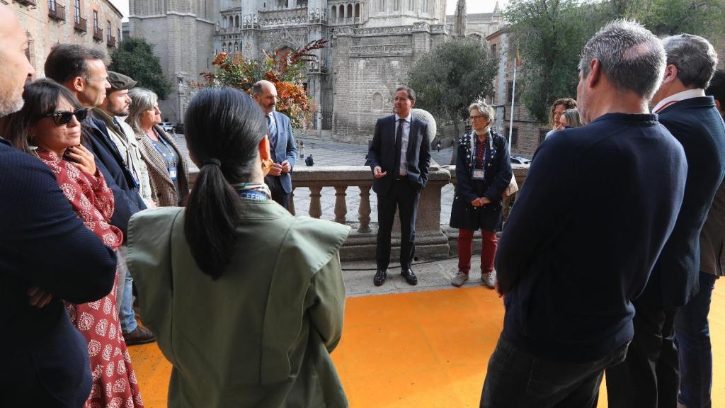 El alcalde de Toledo, Carlos Velázquez, junto a representantes del sector turístico.
