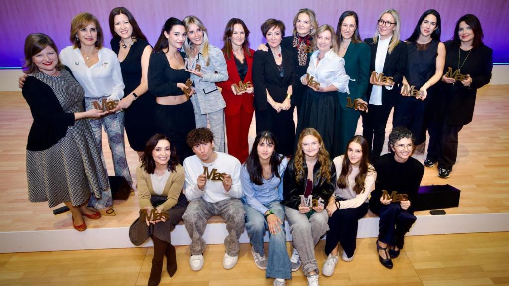 Foto de familia con todos los premiados.