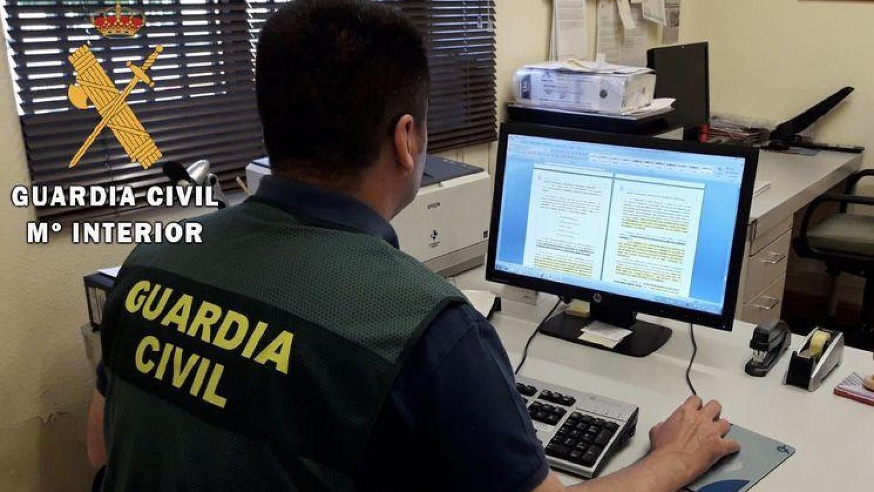 Un guardia civil trabajando en la estafa