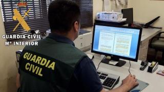 Un guardia civil trabajando en la estafa