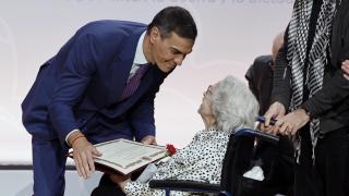 Pedro Sánchez entrega su distinción a María Luisa Ramos Barril, durante elacto de reconocimiento a las víctimas de la Guerra Civil y la dictadura.