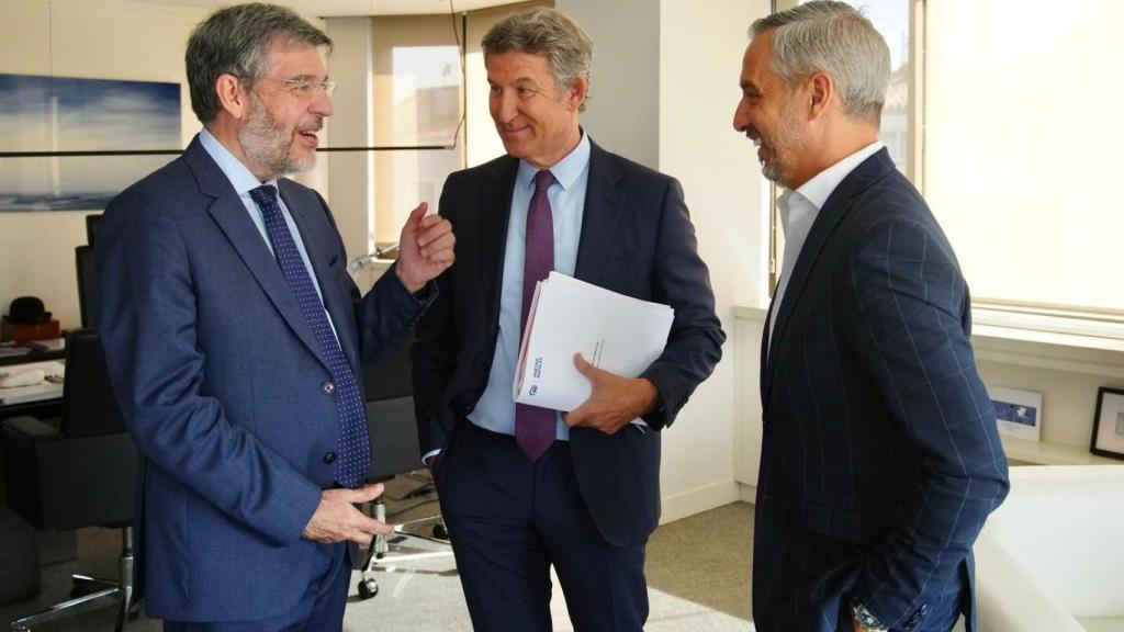 El vicesecretario de Economía de PP, Alberto Nadal, junto a Alberto Núñez Feijóo y Juan Bravo.