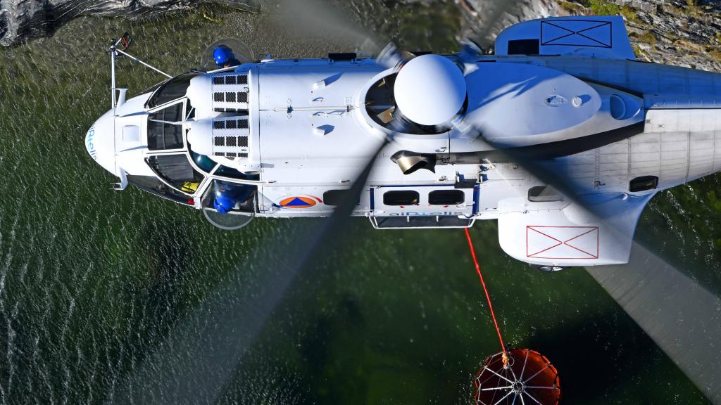 Helicóptero H215 cargando agua