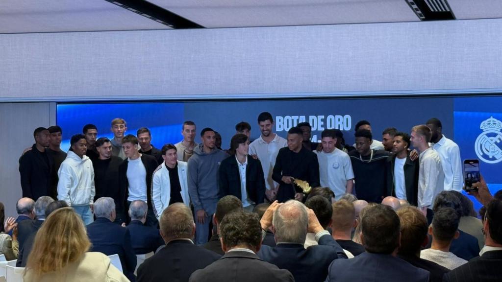 Mbappé posa con la bota de oro junto a sus compañeros.