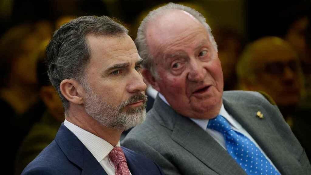 Felipe VI junto a  Juan Carlos I.