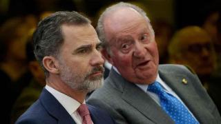 Felipe VI junto a  Juan Carlos I.