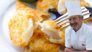 Karlos Arguiñano junto a un plato de pescado rebozado.