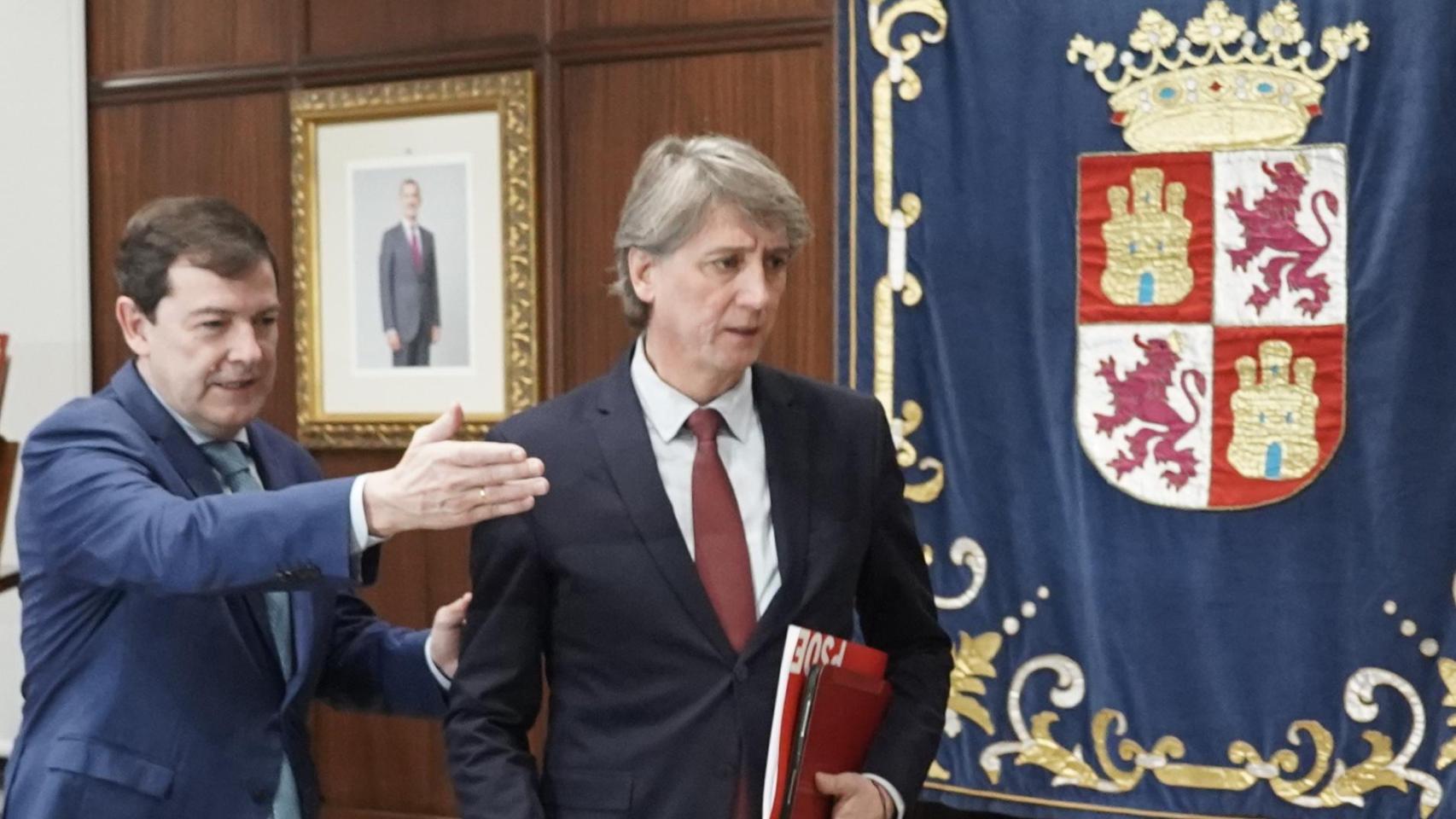 El presidente de la Junta, Alfonso Fernández Mañueco, recibe al secretario general del PSOECyL, Carlos Martínez