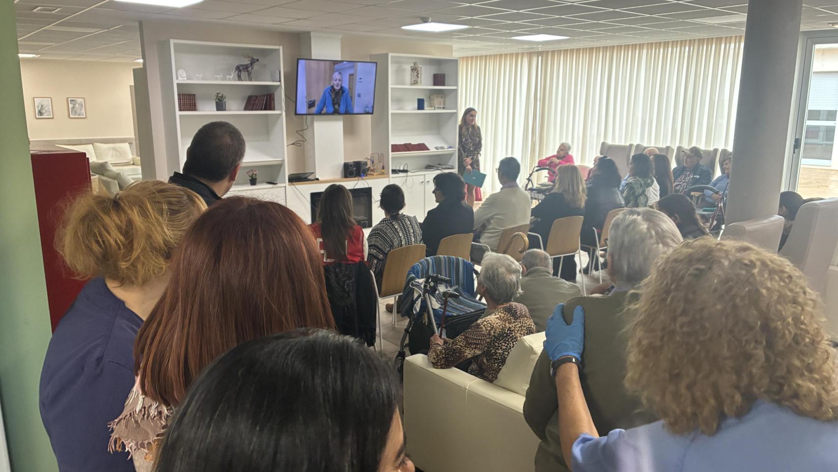 El homenaje de los residentes a las personas que los ayudaron a huir de las llamas