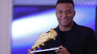 Mbappé posa con su Bota de Oro.