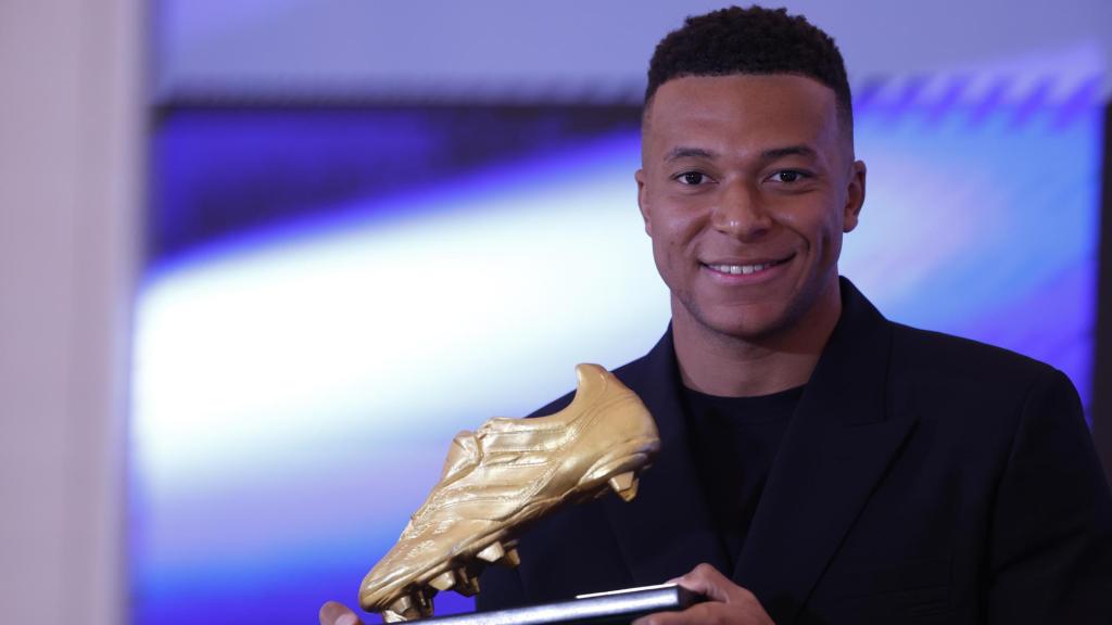 Mbappé posa con su Bota de Oro.