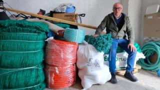 Antonio López con redes y cuerdas de pesca en el almacén de Efectos Navales Burela.