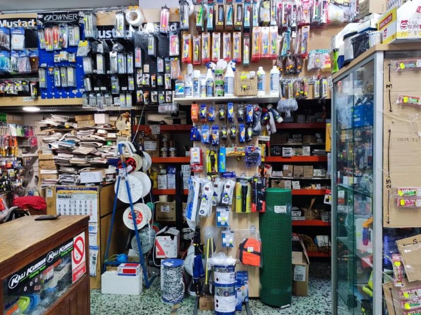 Suministros de pesca en el interior de la tienda Efectos Navales Burela.
