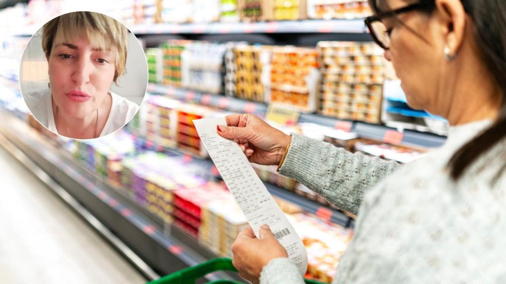 Mujer comprando en el supermercado y revisando el ticket.
