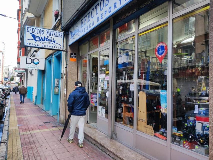 Acceso a Efectos Navales Burela en la calle Nicomedes Pastor Díaz de A Coruña.
