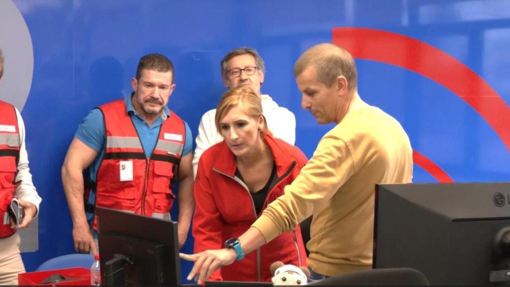 Salomé Pradas, en la mañana de la dana junto a técnicos del 112. EE