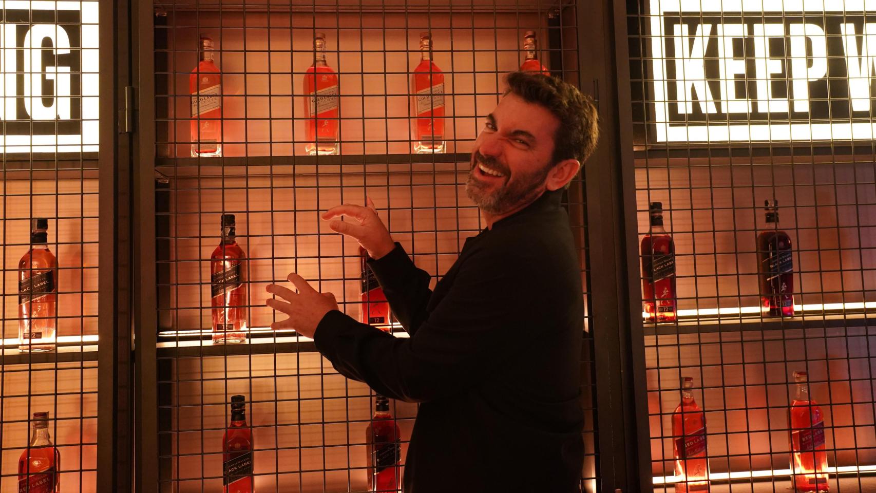 Arturo Valls posa para EL ESPAÑOL antes de la presentación de 'Pequeños Calvarios' en Valencia. EE