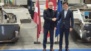 Andris Sprüds, ministro de Defensa de Letonia, junto al director General de Santa Bárbara Sistemas.