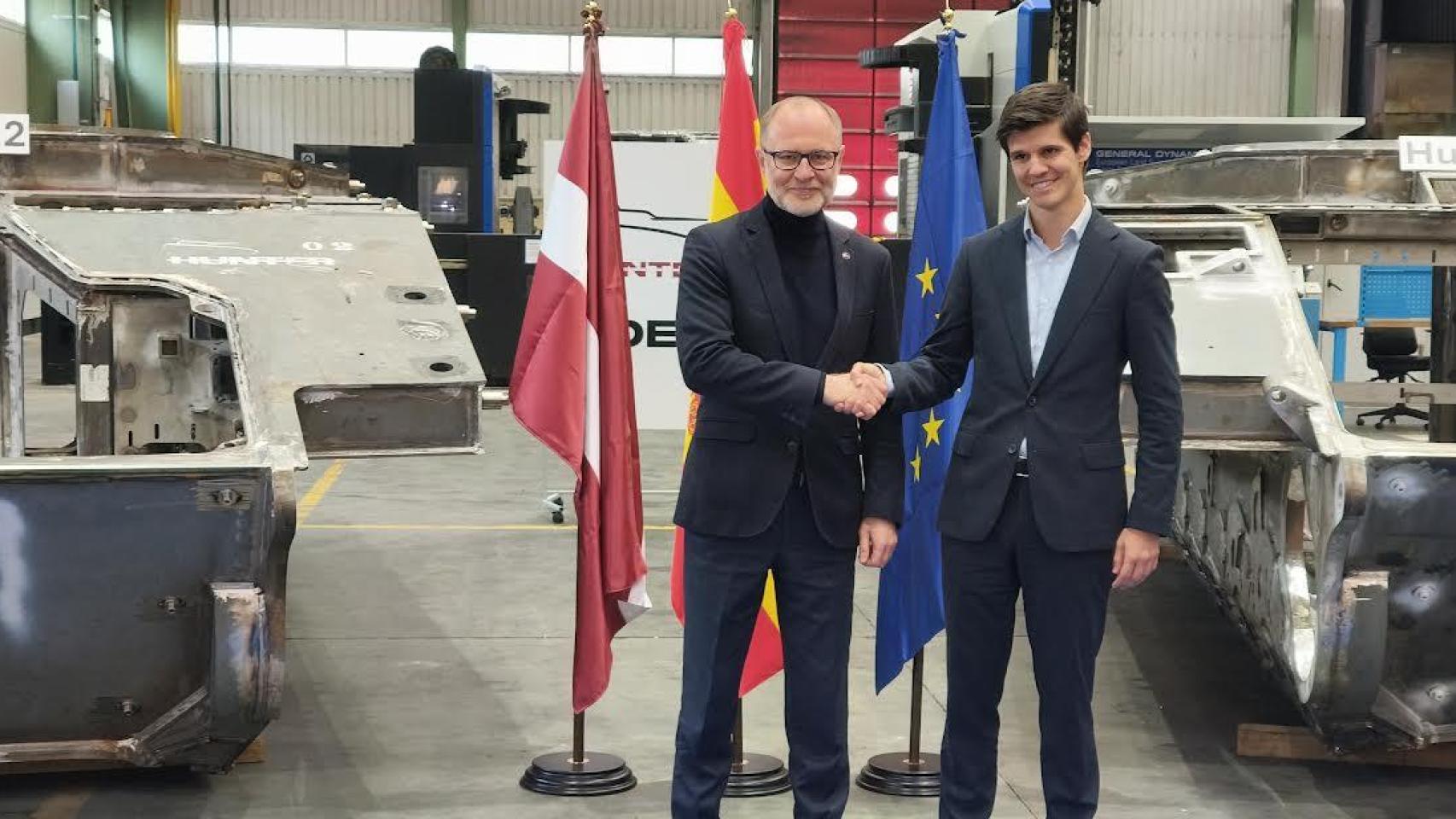 Andris Sprüds, ministro de Defensa de Letonia, junto al director General de Santa Bárbara Sistemas. Alejandro Page.