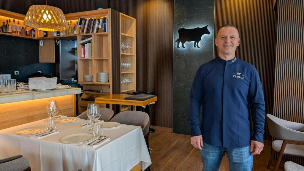 Ángel García este viernes en el salón de su restaurante en el centro de Alicante.